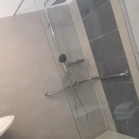 Hotel De La 2*