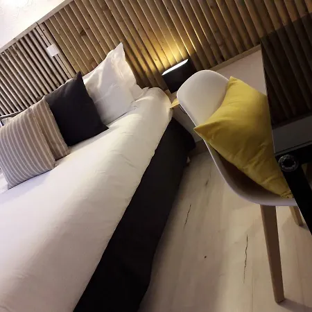 Ξενοδοχείο De La - 2*